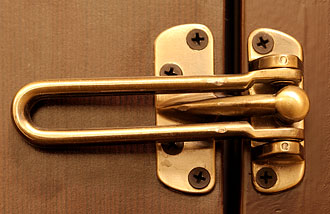 Durų ribotuvas fiksuoja atidarytų durų tarpą ir prilaiko tvirtas, masyvias duris
