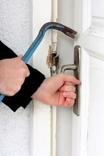 Nepritaikytais įrankiais atidarius duris, reikalingas durų remontas